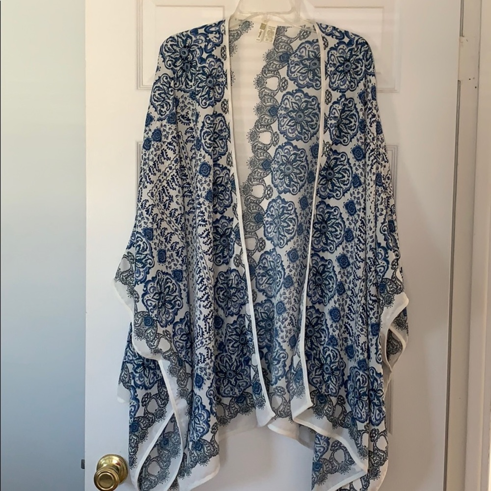 Blue/white paisley over throw